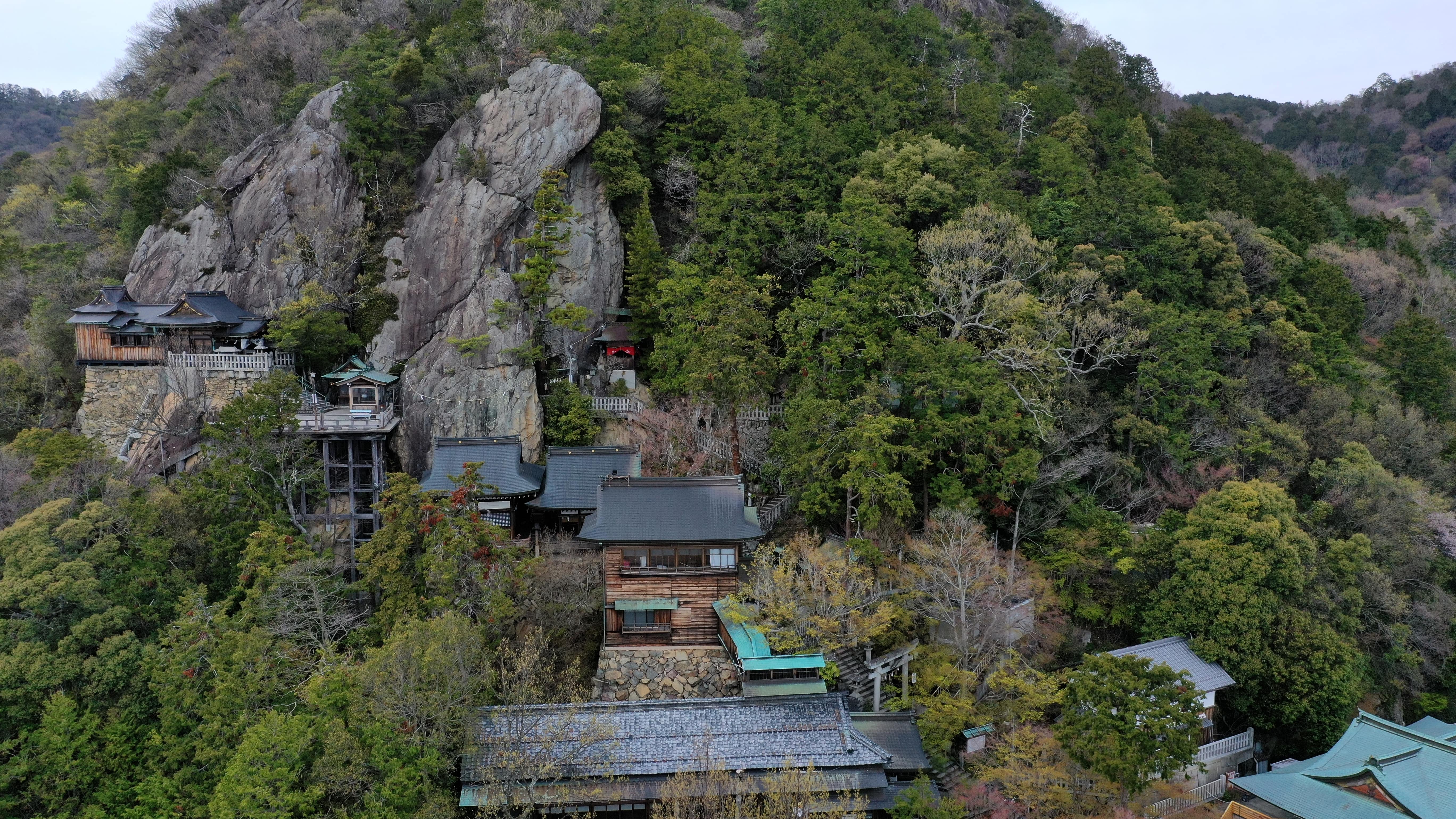 石段を駆け上がるアスリート